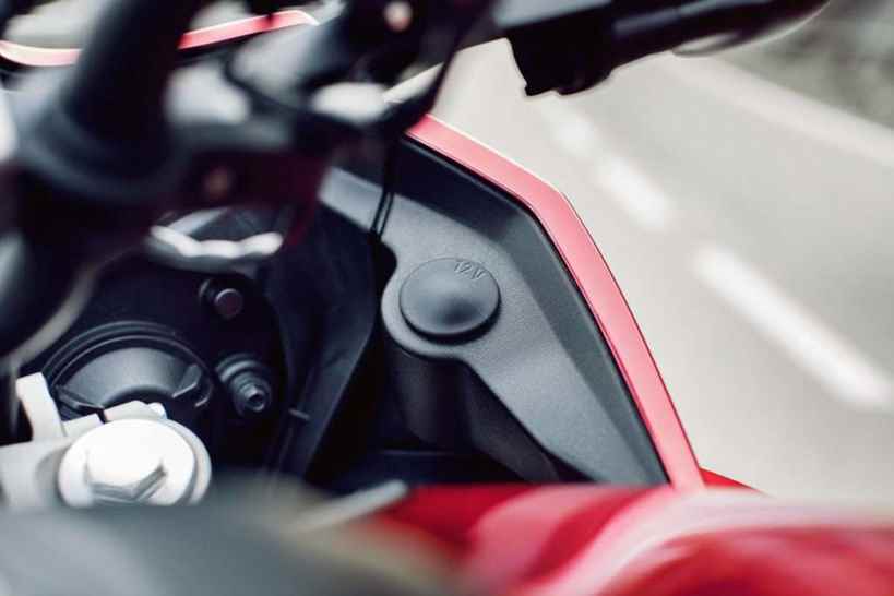 Tomada de 12V para carregar os eletrônicos, uma item relevante que poucas concorrentes dispõem.