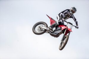 Piloto de motocross elétrico Stark VARG mira na competição a gasolina