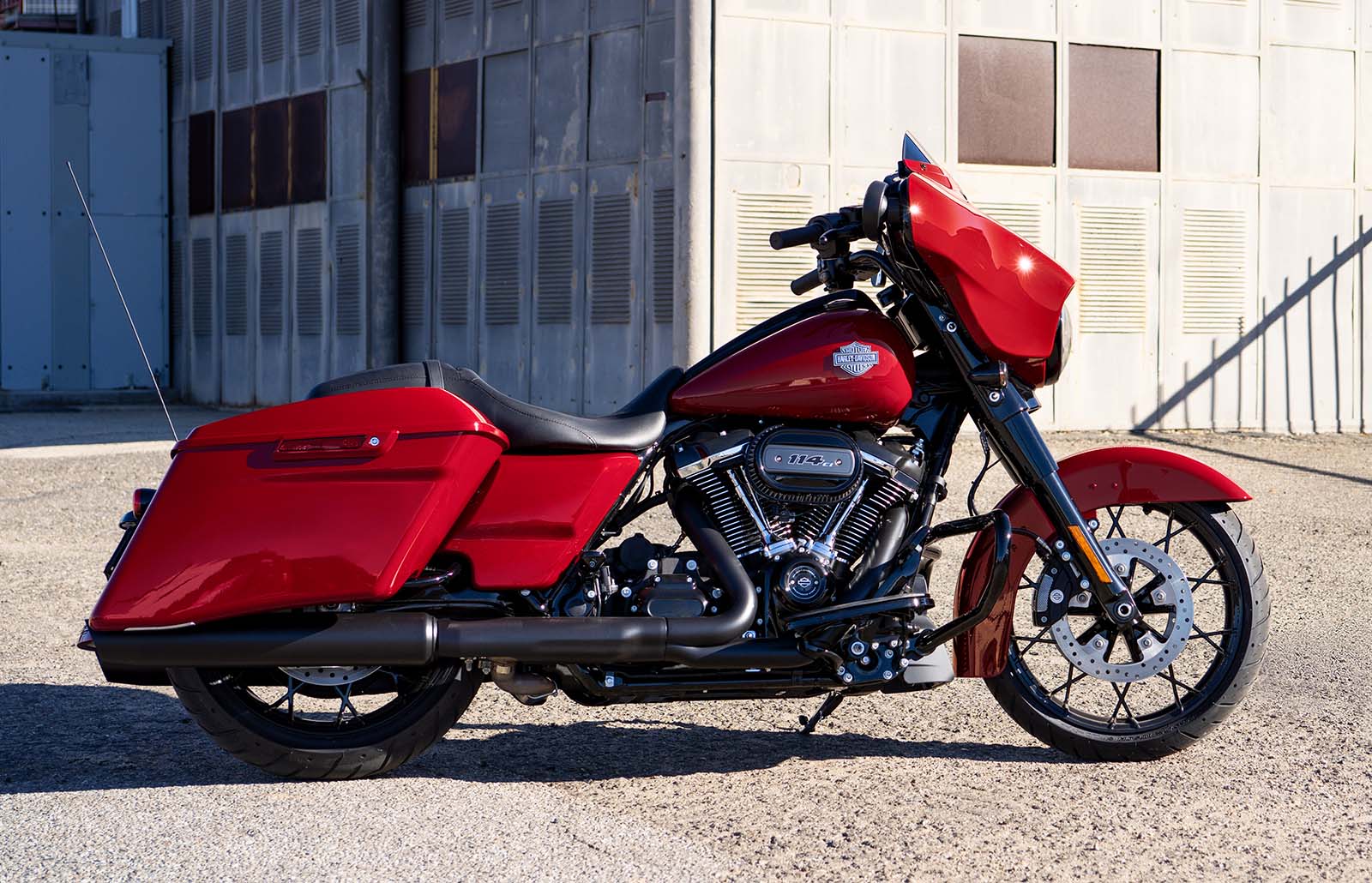 https://www.harley-davidson.com/content/dam/h-d/images/product-images/bikes/motorcycle/2022/2022-street-glide-special/key-features/2022-street-glide-special-motorcycle-k7.jpg?impolicy=myresize&rw=550